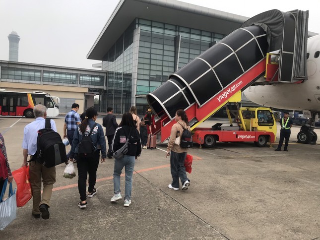 Giá vé máy bay Hà Nội - TPHCM giảm mạnh - Ảnh 2