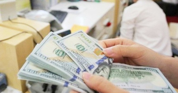 Giá USD hôm nay 30/4: Bất ngờ giảm trên thị trường tự do