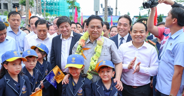 Thủ tướng thăm cửa khẩu Hữu Nghị: Xây dựng cửa khẩu thông minh với nguồn nhân lực chất lượng cao