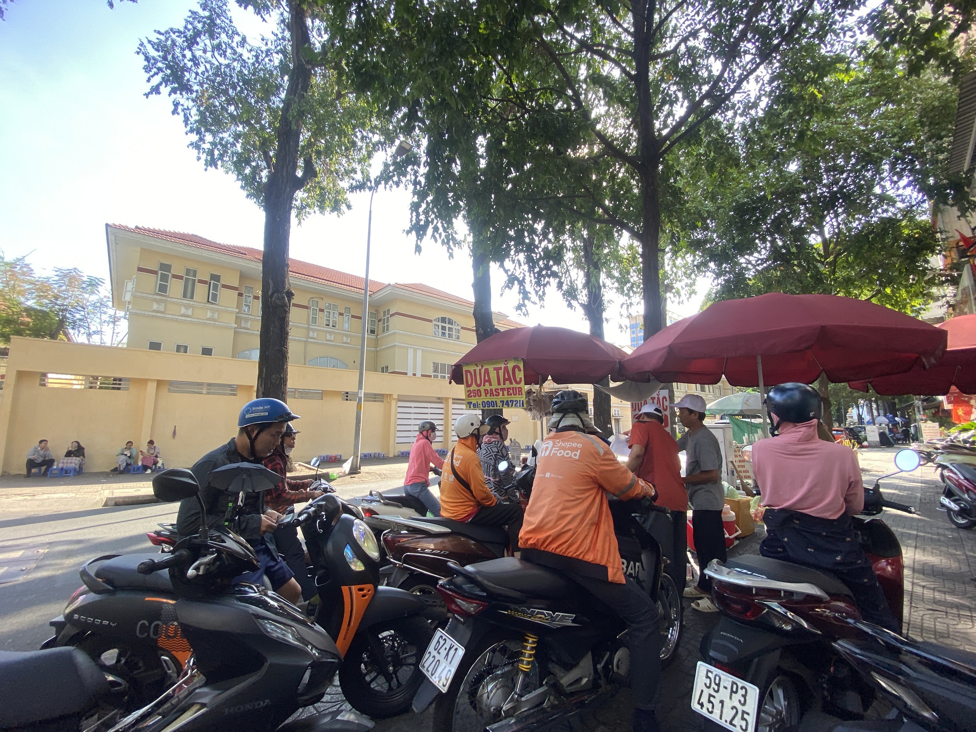 Bán 800 ly nước mía/ngày, bã mía chất cao như đống rơm: Các hàng nước giải khát ở TP.HCM "hốt bạc" giữa mùa nóng - Ảnh 1