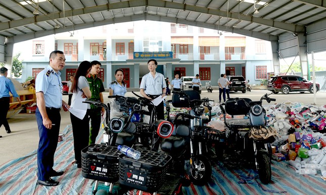 Tiêu hủy số lượng lớn xe máy điện, phụ kiện ô tô không rõ nguồn gốc - Ảnh 1