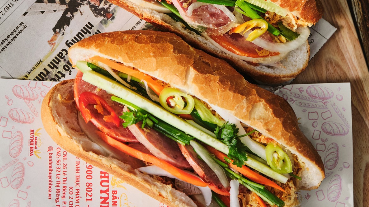 Thương hiệu “bánh mì xẻ đôi” bất ngờ được báo quốc tế ca ngợi: Giá 6USD nhưng hương vị ngon nhất Việt Nam - Ảnh 11