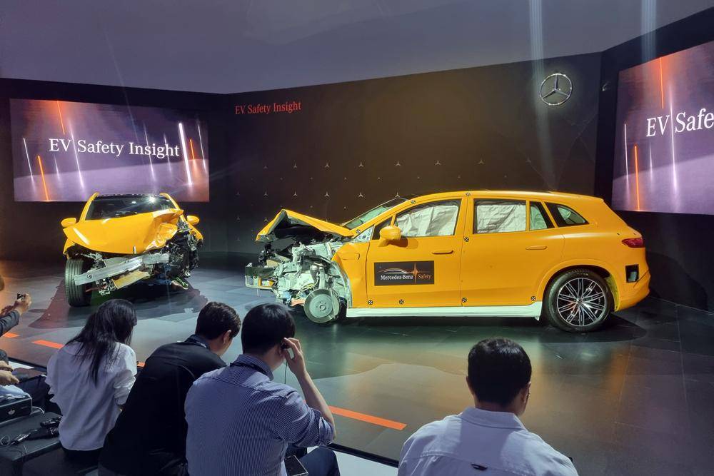 Mercedes-Benz giải thích lý do vì sao xe điện của hãng này chưa bao giờ bốc cháy sau va chạm! - Ảnh 1