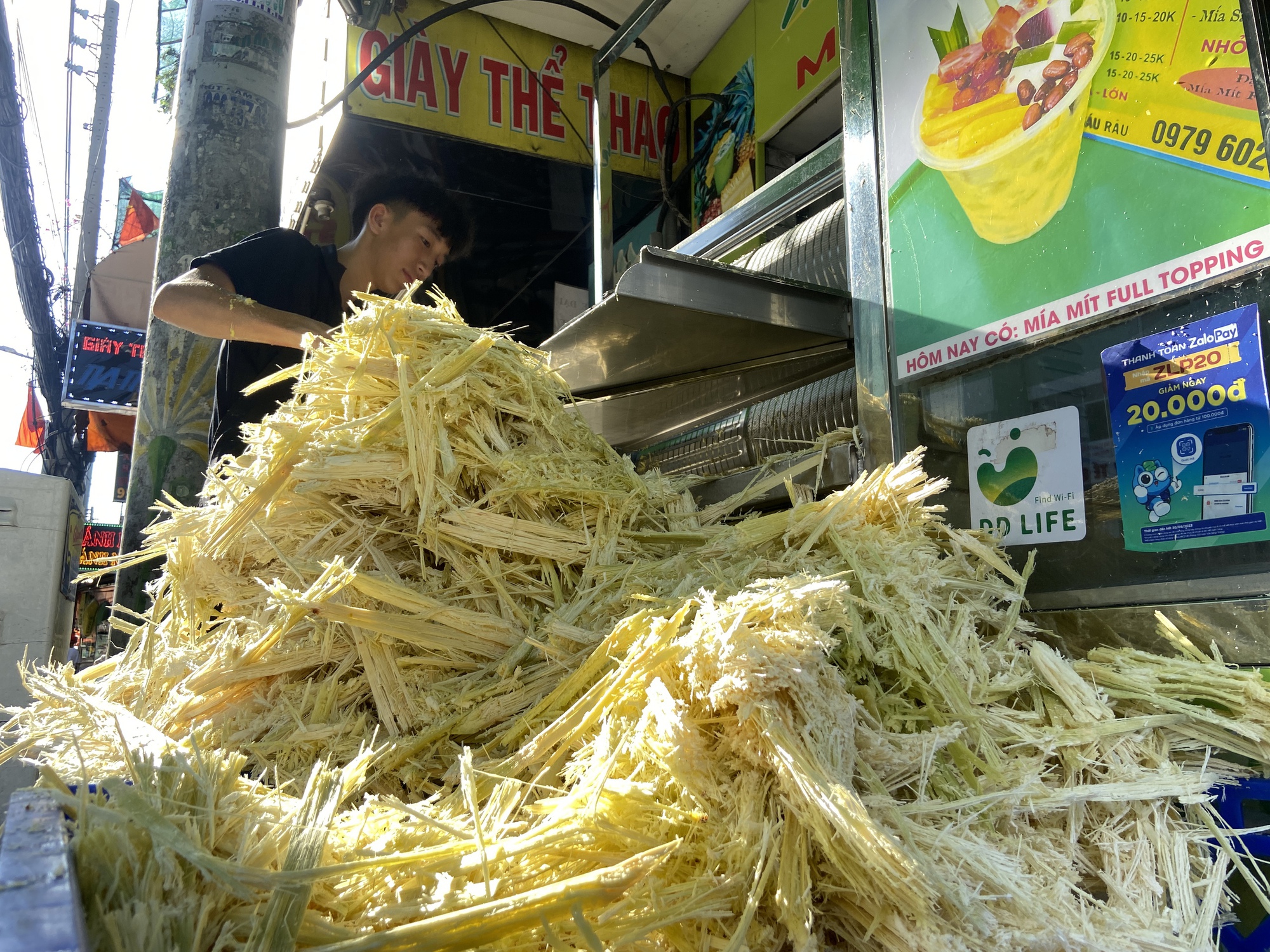 Bán 800 ly nước mía/ngày, bã mía chất cao như đống rơm: Các hàng nước giải khát ở TP.HCM "hốt bạc" giữa mùa nóng - Ảnh 5
