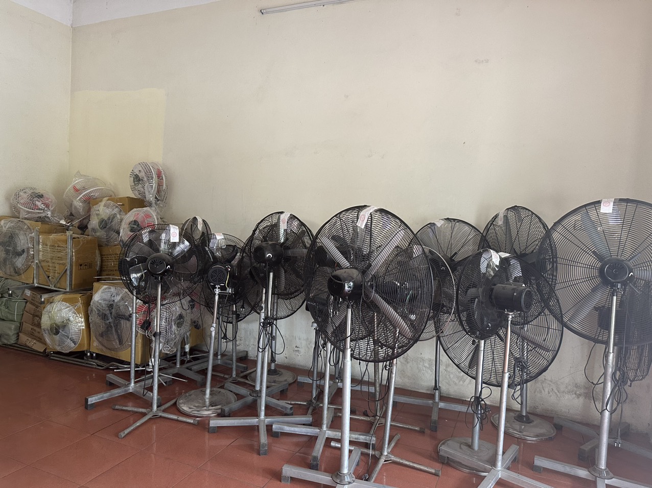 Tiktoker "vua quạt" bị tịch thu hàng nghìn linh kiện và xử phạt số tiền lớn - Ảnh 2