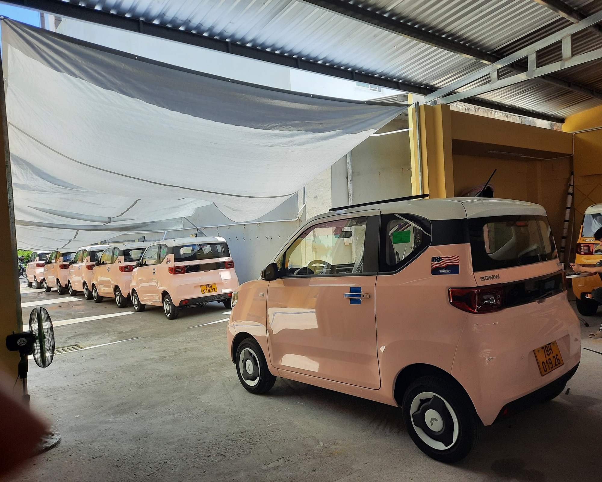 Taxi điện mini đầu tiên tại Việt Nam tung ảnh ra quân: giá cước từ 8.000 đồng/km, thuê tự lái 450.000 đồng/ngày - Ảnh 4