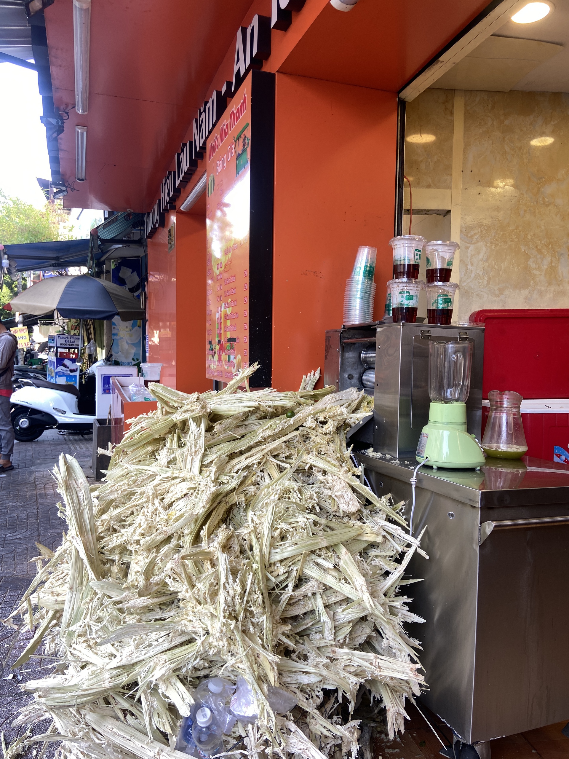 Bán 800 ly nước mía/ngày, bã mía chất cao như đống rơm: Các hàng nước giải khát ở TP.HCM "hốt bạc" giữa mùa nóng - Ảnh 7