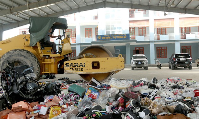 Tiêu hủy số lượng lớn xe máy điện, phụ kiện ô tô không rõ nguồn gốc - Ảnh 2