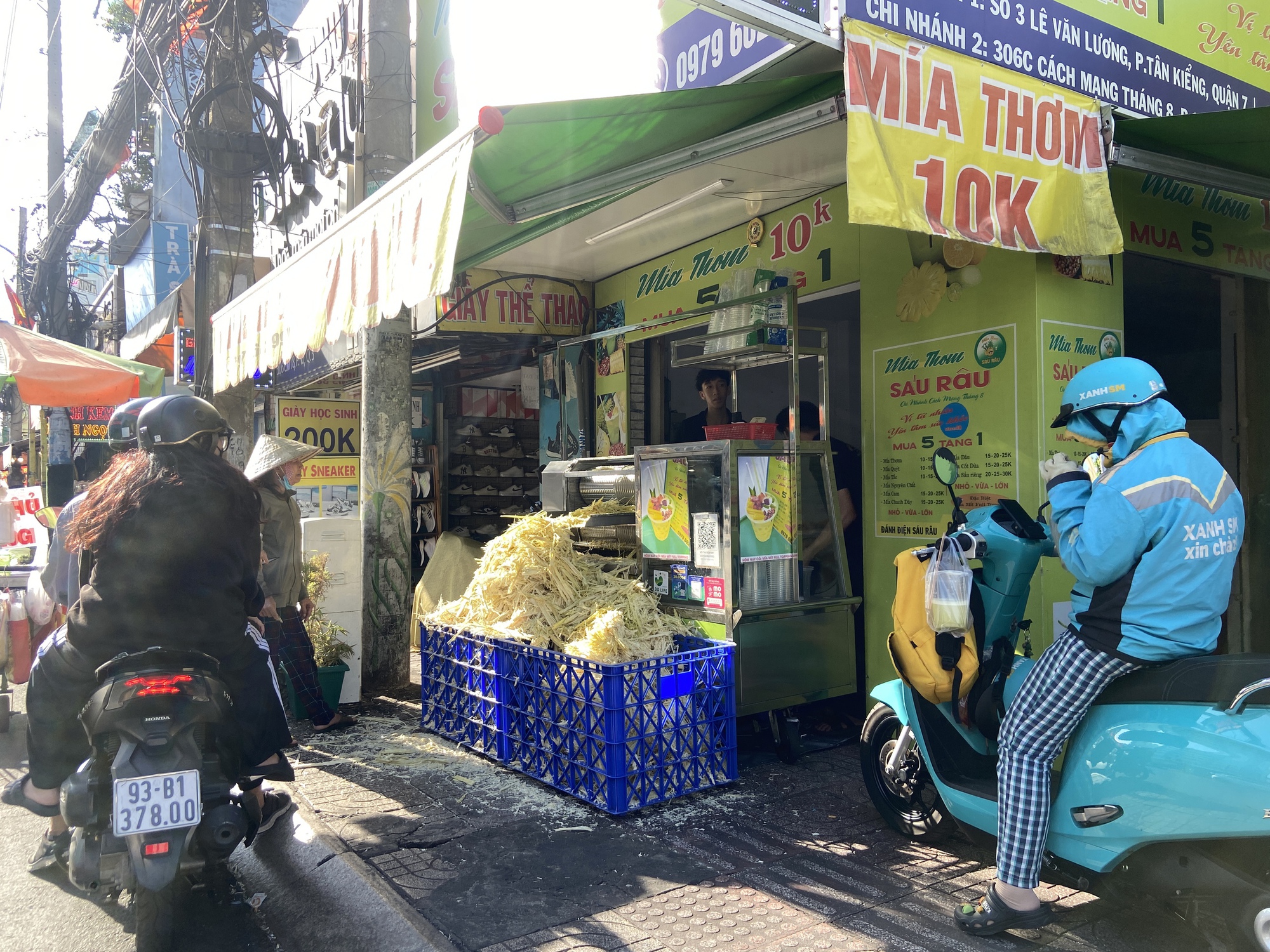 Bán 800 ly nước mía/ngày, bã mía chất cao như đống rơm: Các hàng nước giải khát ở TP.HCM "hốt bạc" giữa mùa nóng - Ảnh 6