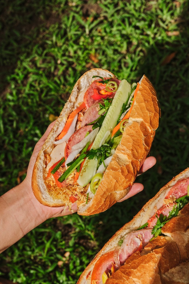 Thương hiệu “bánh mì xẻ đôi” bất ngờ được báo quốc tế ca ngợi: Giá 6USD nhưng hương vị ngon nhất Việt Nam - Ảnh 4