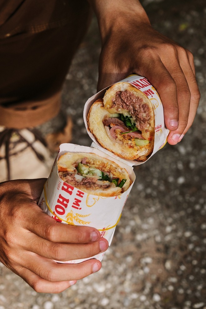 Thương hiệu “bánh mì xẻ đôi” bất ngờ được báo quốc tế ca ngợi: Giá 6USD nhưng hương vị ngon nhất Việt Nam - Ảnh 5