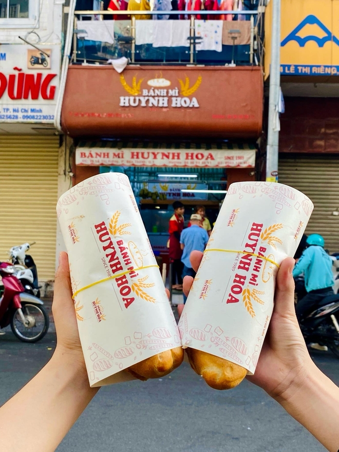 Thương hiệu “bánh mì xẻ đôi” bất ngờ được báo quốc tế ca ngợi: Giá 6USD nhưng hương vị ngon nhất Việt Nam - Ảnh 9
