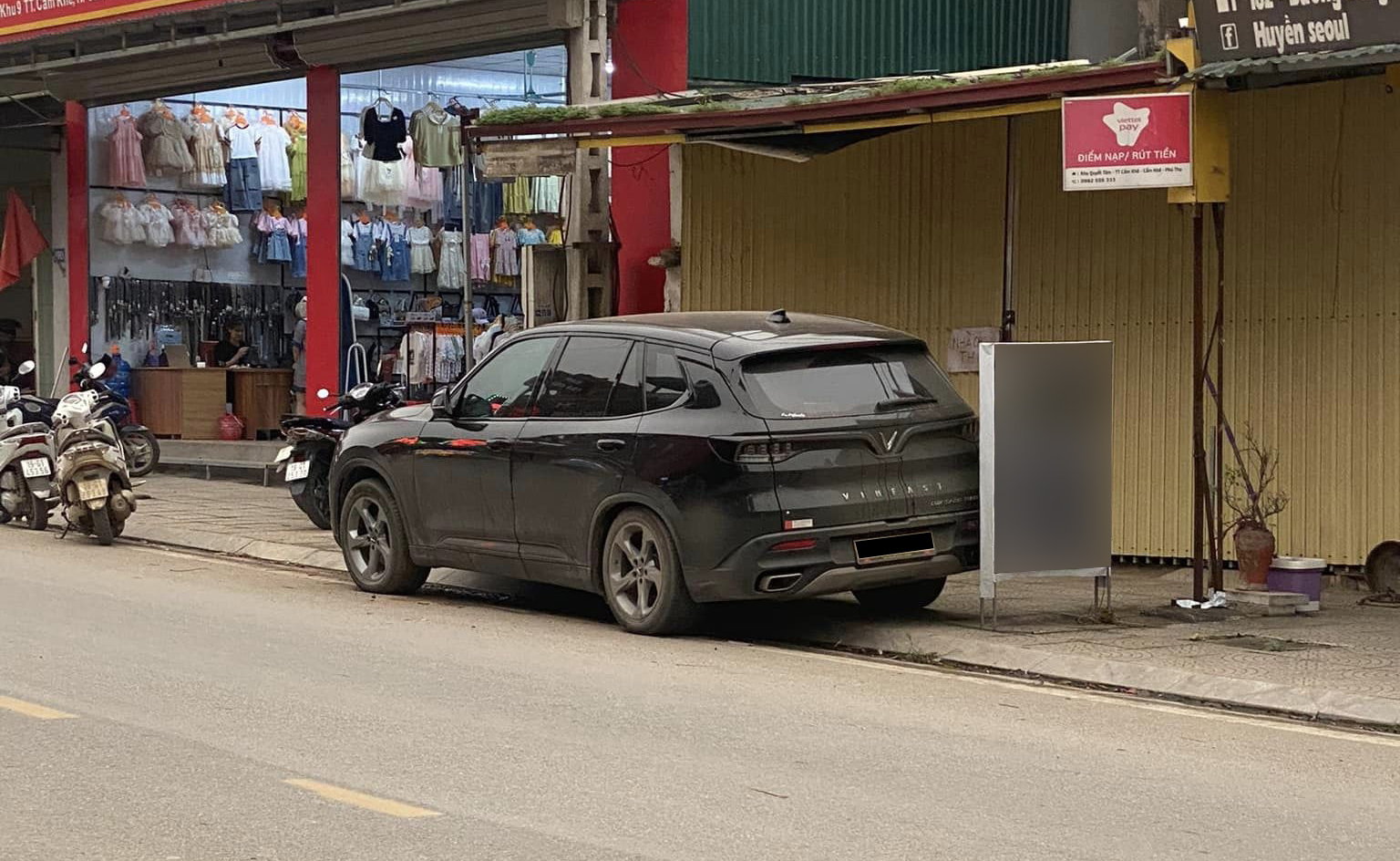 Xe bị xịt bóng hơi phải gọi cứu hộ, chủ xe VinFast Lux SA2.0 cho hay: 'Sửa trong vòng 1 ngày, còn được nhận thêm tiền' - Ảnh 1