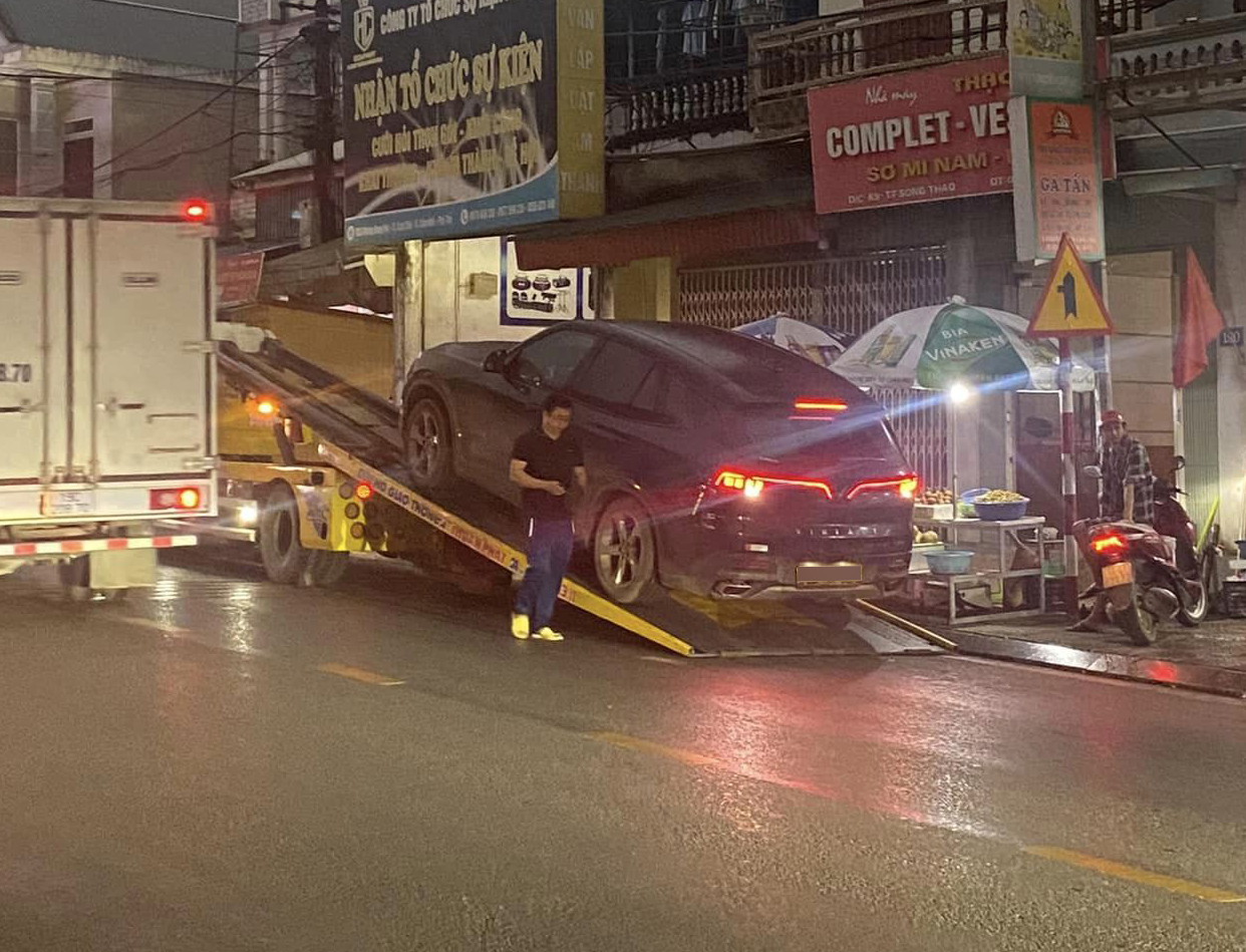 Xe bị xịt bóng hơi phải gọi cứu hộ, chủ xe VinFast Lux SA2.0 cho hay: 'Sửa trong vòng 1 ngày, còn được nhận thêm tiền' - Ảnh 2