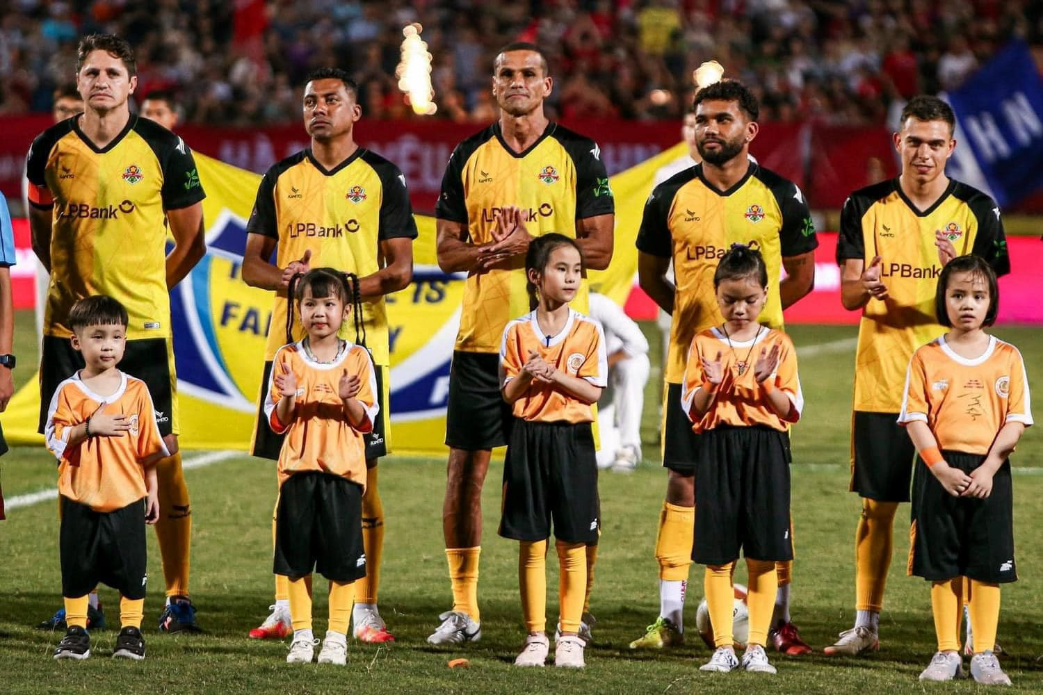 Thương hiệu Việt đằng sau những chiếc áo đấu của đội huyền thoại Brazil trong chuyến du đấu Việt Nam - Ảnh 3