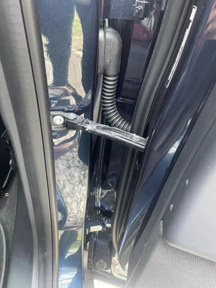 Chỉ hỏng nhẹ cửa trị giá hơn 20 triệu đồng, chủ xe điện được đền tiền cả xe vì bảo hiểm không tìm được linh kiện thay thế - Ảnh 3