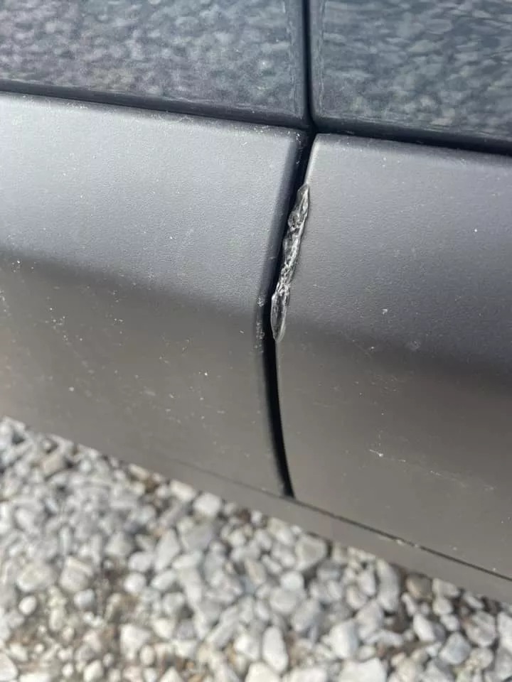 Chỉ hỏng nhẹ cửa trị giá hơn 20 triệu đồng, chủ xe điện được đền tiền cả xe vì bảo hiểm không tìm được linh kiện thay thế - Ảnh 1