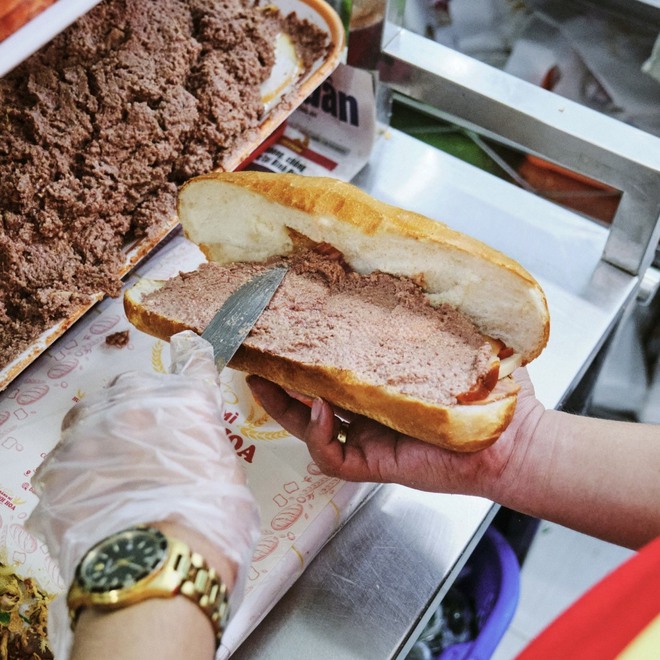 Thương hiệu “bánh mì xẻ đôi” bất ngờ được báo quốc tế ca ngợi: Giá 6USD nhưng hương vị ngon nhất Việt Nam - Ảnh 6