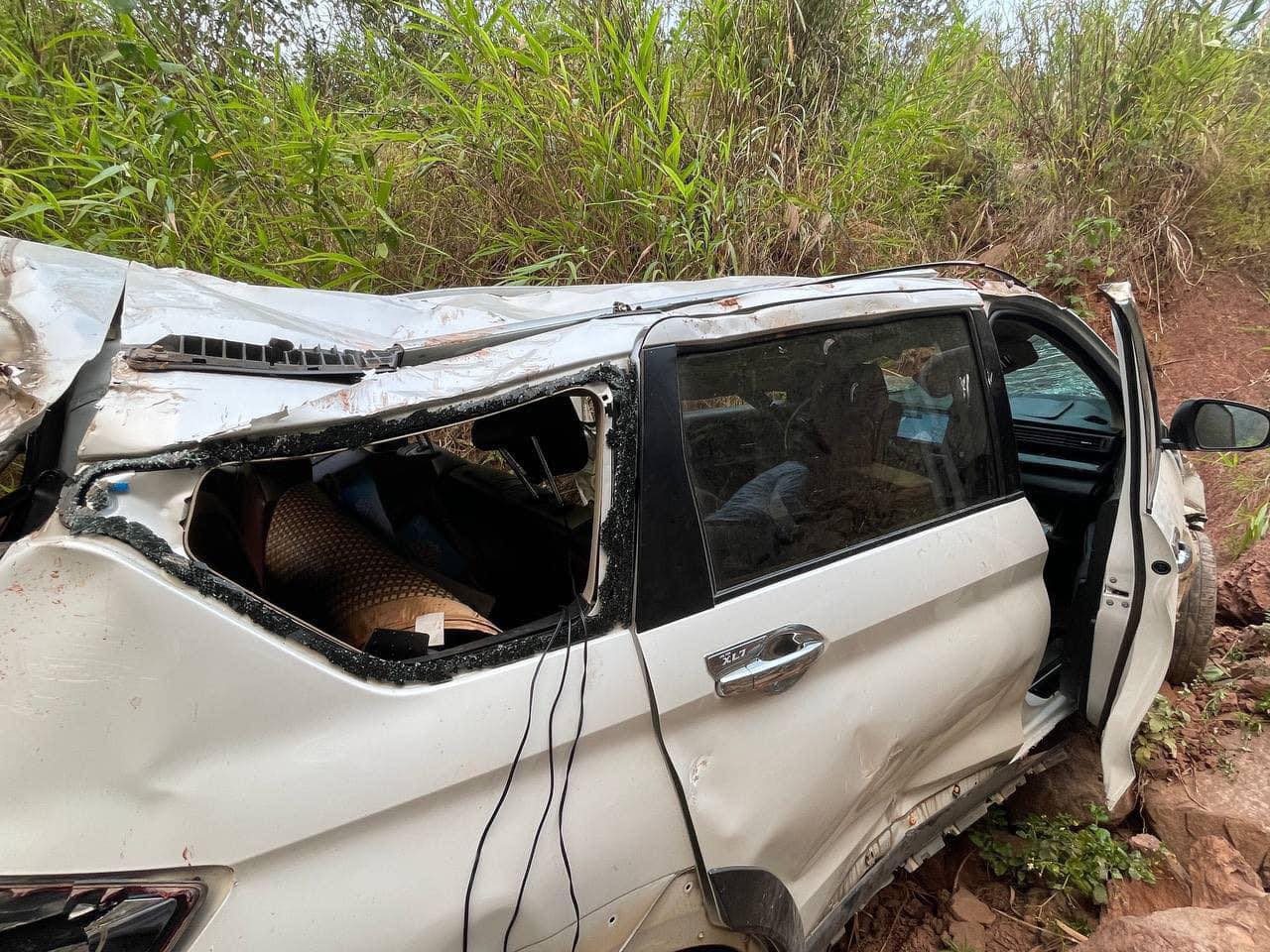 Cái kết thần kỳ trong vụ Suzuki XL7 rơi xuống vực 70m tại Điện Biên: Xe bị vò nát, gia đình 5 người chỉ bị thương nhẹ - Ảnh 2