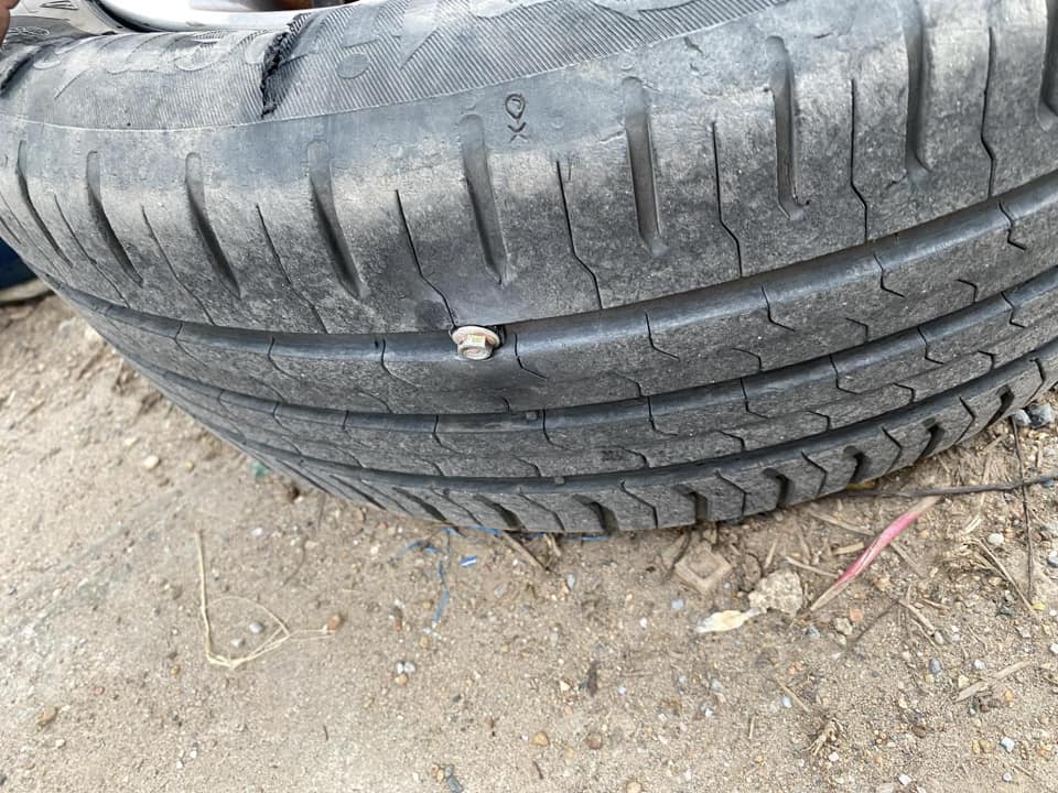 Nữ tài xế VinFast Fadil tự thay bánh xe gây sốt: 'Tiết kiệm 1 triệu, phải gọi điện nhờ người thân trợ giúp' - Ảnh 1