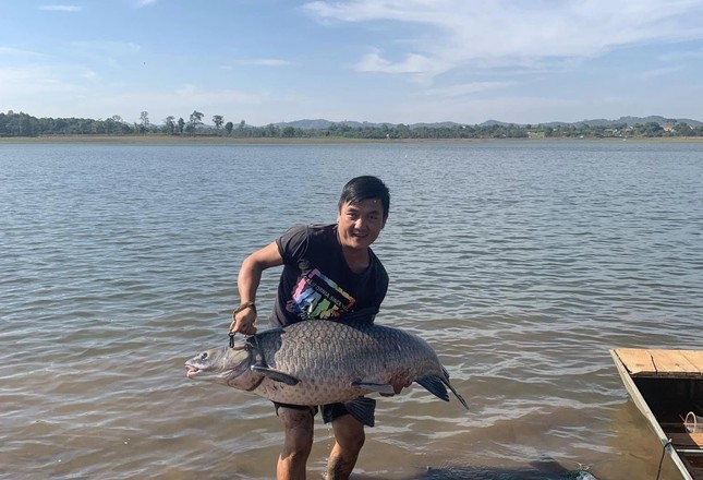 Câu được cá trắm đen 'khủng' hơn 36kg ở hồ nước đẹp nhất Buôn Ma Thuột - Ảnh 2