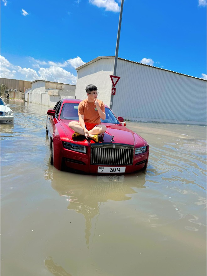 Hậu ăn chuối 'chill chill' trên Rolls-Royce Ghost giữa trận lũ lịch sử ở Dubai: TikToker người Việt mất hơn 4 tỷ để sửa, thừa đủ mua Porsche mới - Ảnh 2