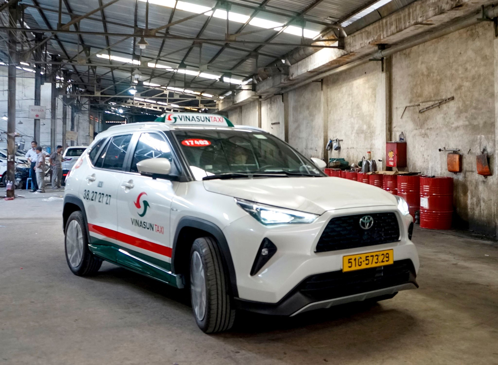 Taxi hybrid đầu tiên tại Việt Nam chuẩn bị ra mắt: Giá cước không đổi, mẫu xe nào được chọn? - Ảnh 1