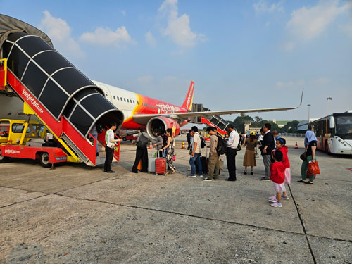 Vé máy bay rẻ bất ngờ, đâu dễ "săn" - Ảnh 1