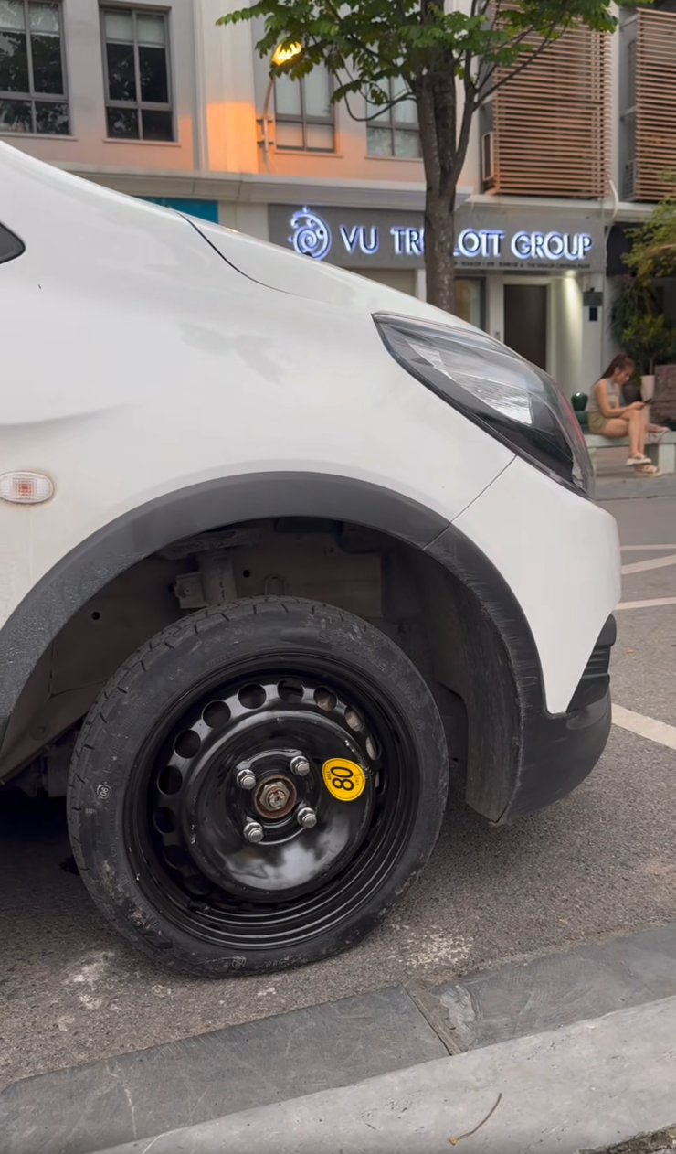 Nữ tài xế VinFast Fadil tự thay bánh xe gây sốt: 'Tiết kiệm 1 triệu, phải gọi điện nhờ người thân trợ giúp' - Ảnh 4