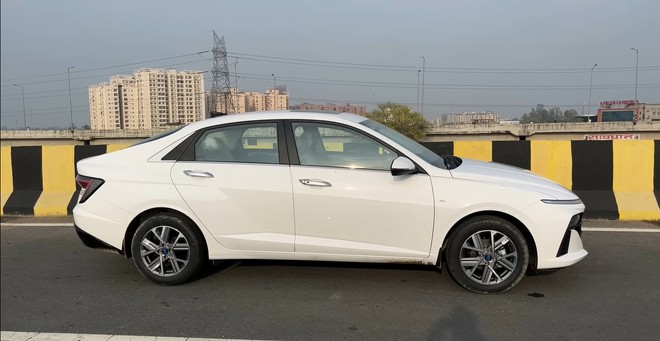 Hyundai Accent 2024 lộ diện không che chắn trên đường phố Việt Nam: Dự kiến ra mắt tháng này, dễ lấy lại ngôi vương của Vios - Ảnh 3