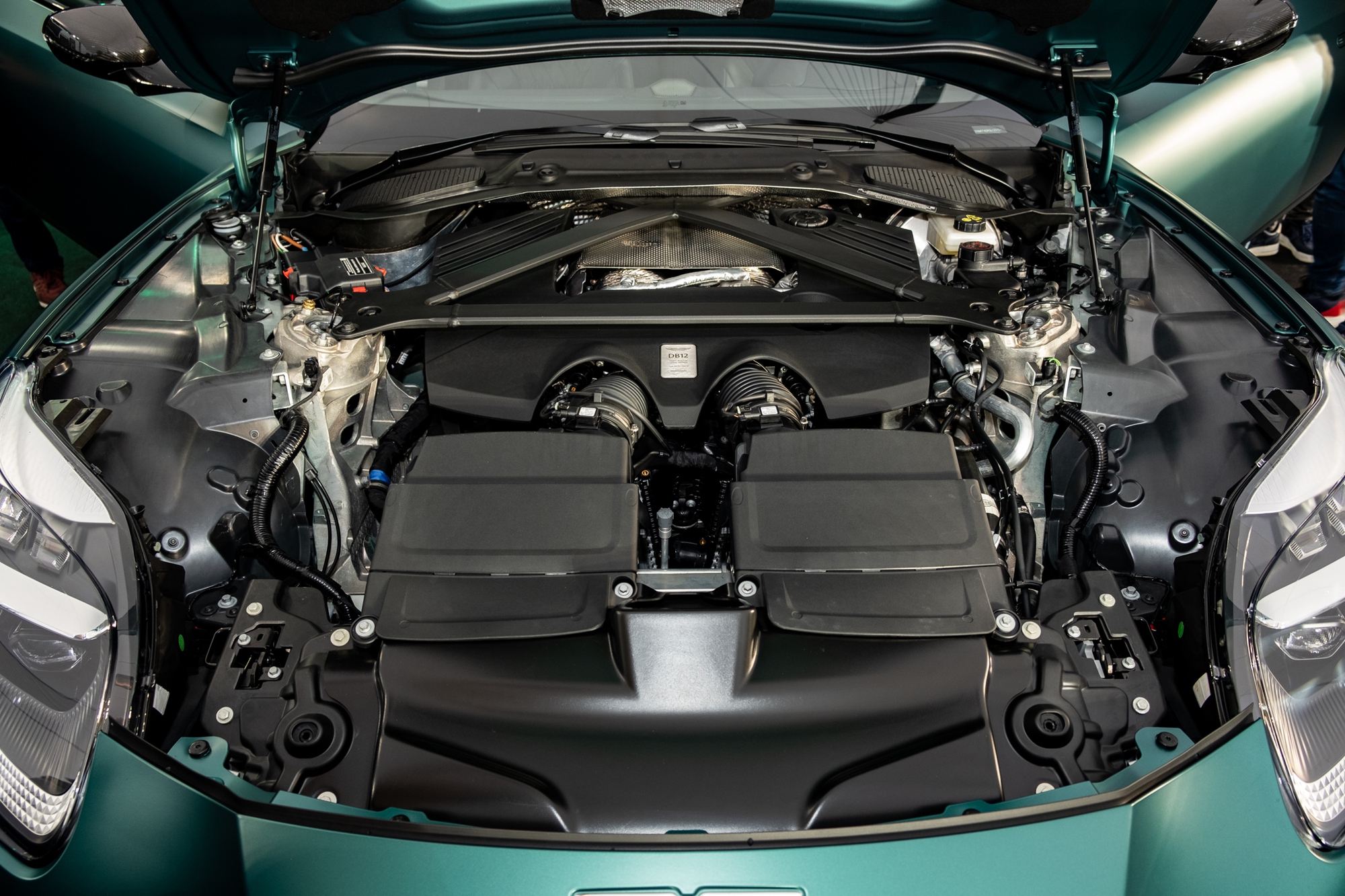 Aston Martin DB12 ra mắt Việt Nam: Giá từ 19,5 tỷ, đại gia thích mui trần hay option riêng vẫn đặt được nhưng cần chờ đợi - Ảnh 3