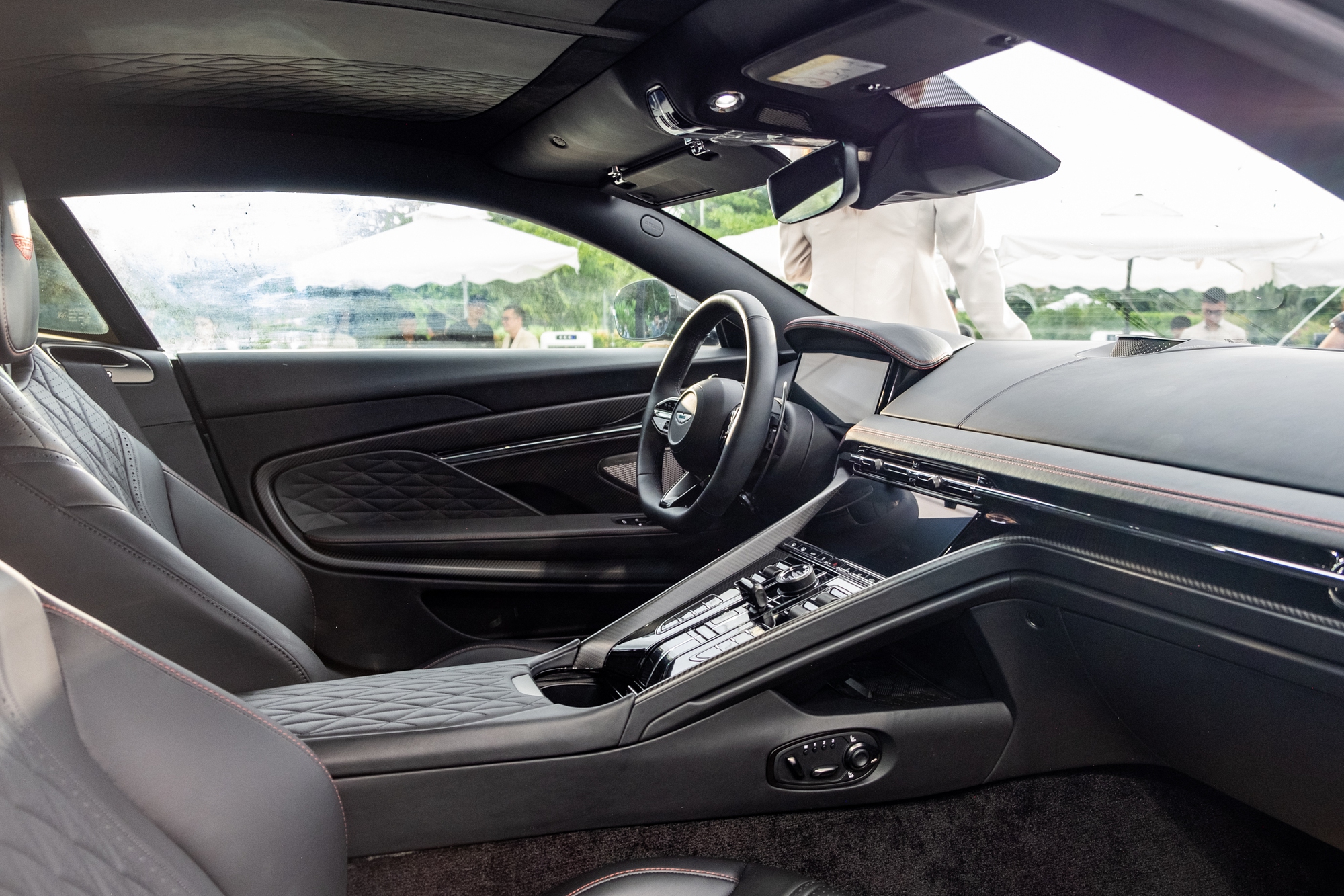 Aston Martin DB12 ra mắt Việt Nam: Giá từ 19,5 tỷ, đại gia thích mui trần hay option riêng vẫn đặt được nhưng cần chờ đợi - Ảnh 2