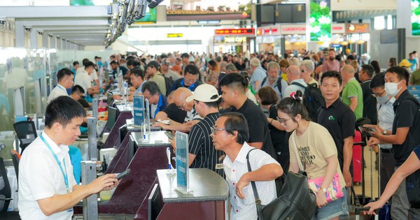 Hành khách đã phải mua vé máy bay giá cao bất thường nên làm điều này