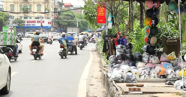 Mũ bảo hiểm kém chất lượng tràn lan trên vỉa hè Hà Nội