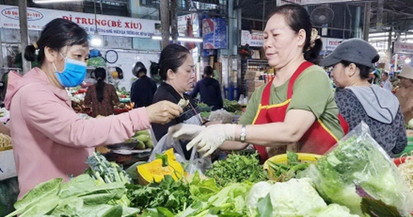 Giá cả hàng hóa tăng trước thực hiện lương mới