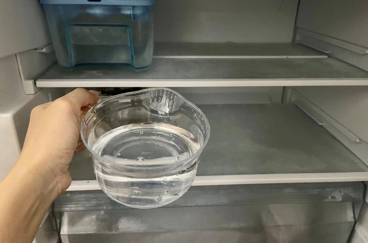 Cho một bát nước vào tủ lạnh và để qua đêm: Hành động nhỏ nhưng cực hữu ích, EVN cũng khuyên thực hiện - Ảnh 1