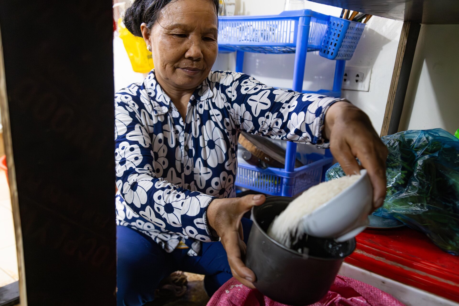 Món gì cũng đắt đỏ, người nghèo chật vật xoay xở để bữa cơm có thịt - Ảnh 10