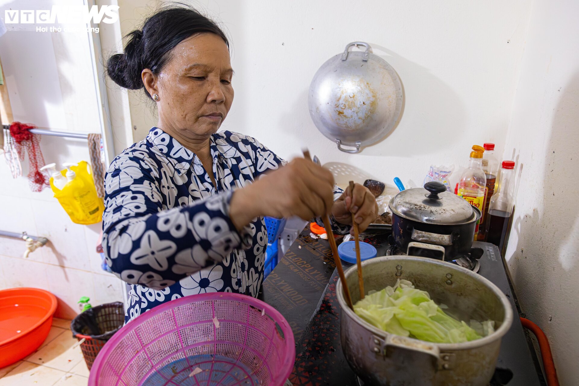 Món gì cũng đắt đỏ, người nghèo chật vật xoay xở để bữa cơm có thịt - Ảnh 9