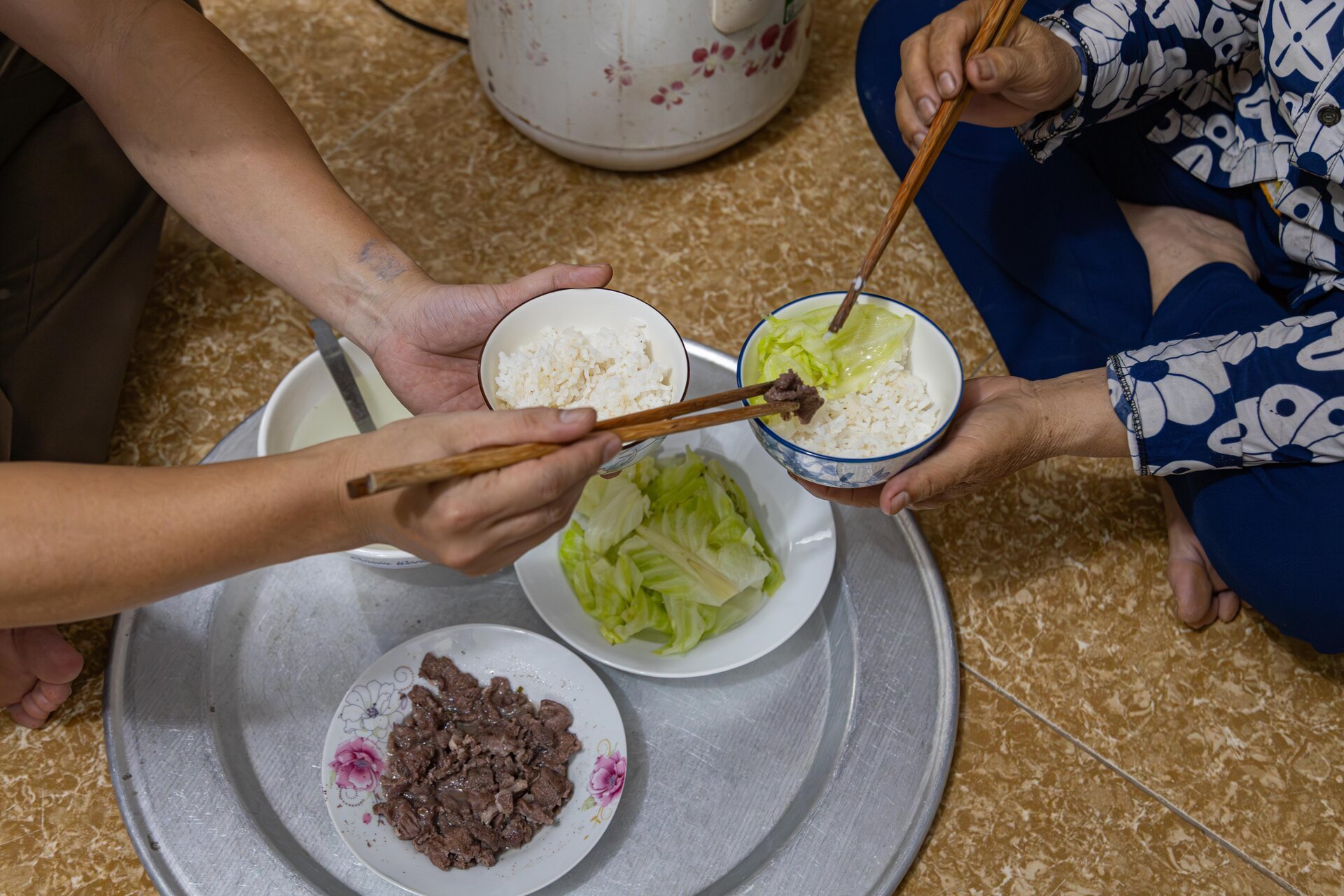 Món gì cũng đắt đỏ, người nghèo chật vật xoay xở để bữa cơm có thịt - Ảnh 19