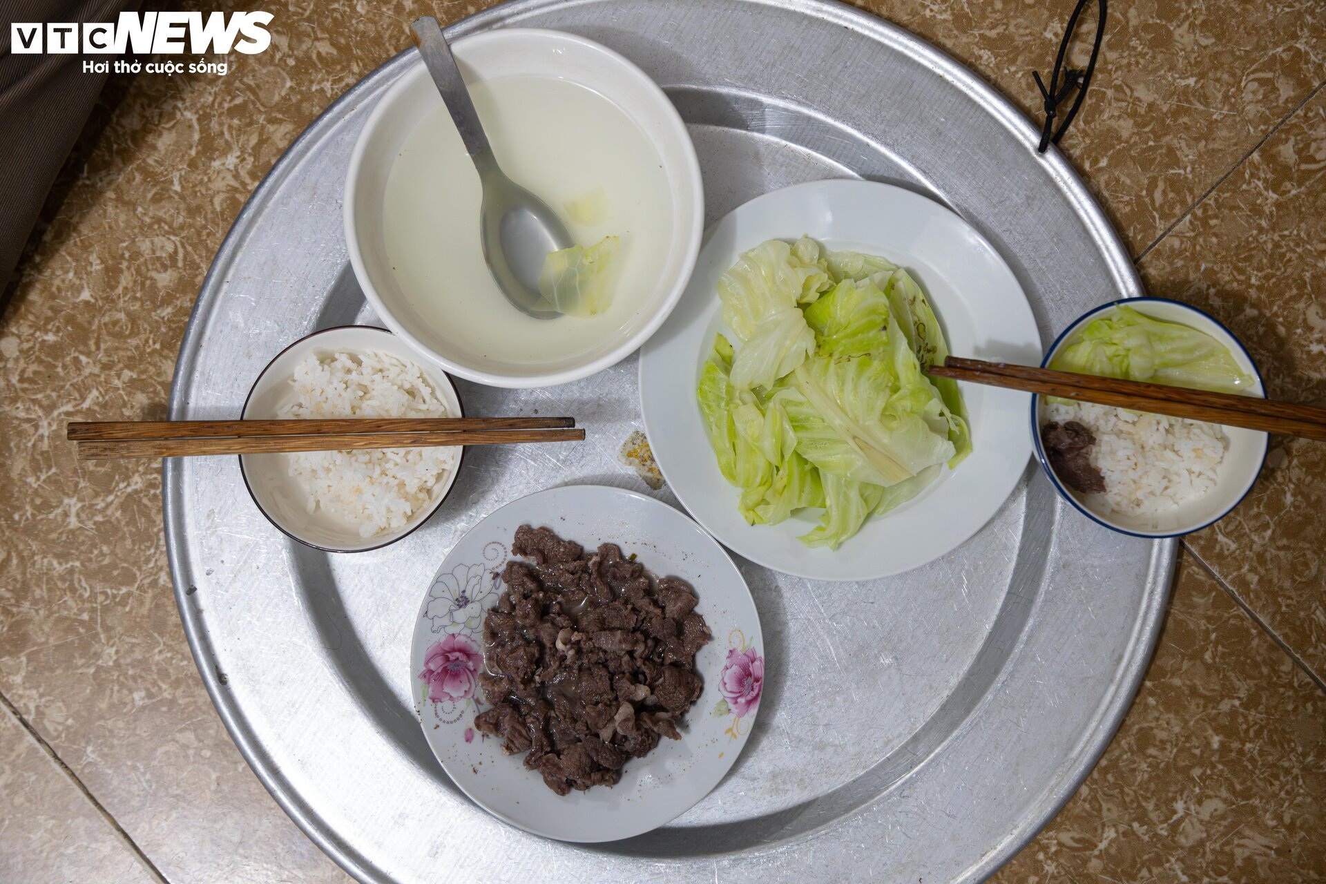 Món gì cũng đắt đỏ, người nghèo chật vật xoay xở để bữa cơm có thịt - Ảnh 22