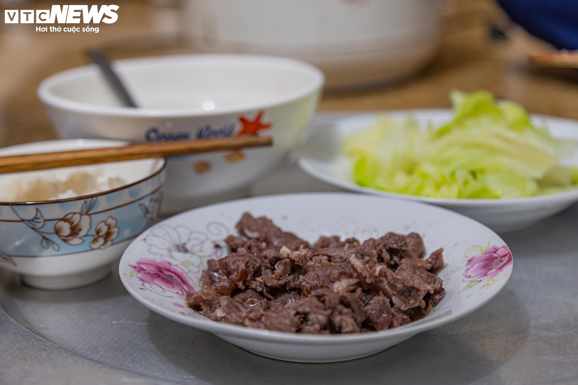 Món gì cũng đắt đỏ, người nghèo chật vật xoay xở để bữa cơm có thịt - Ảnh 21