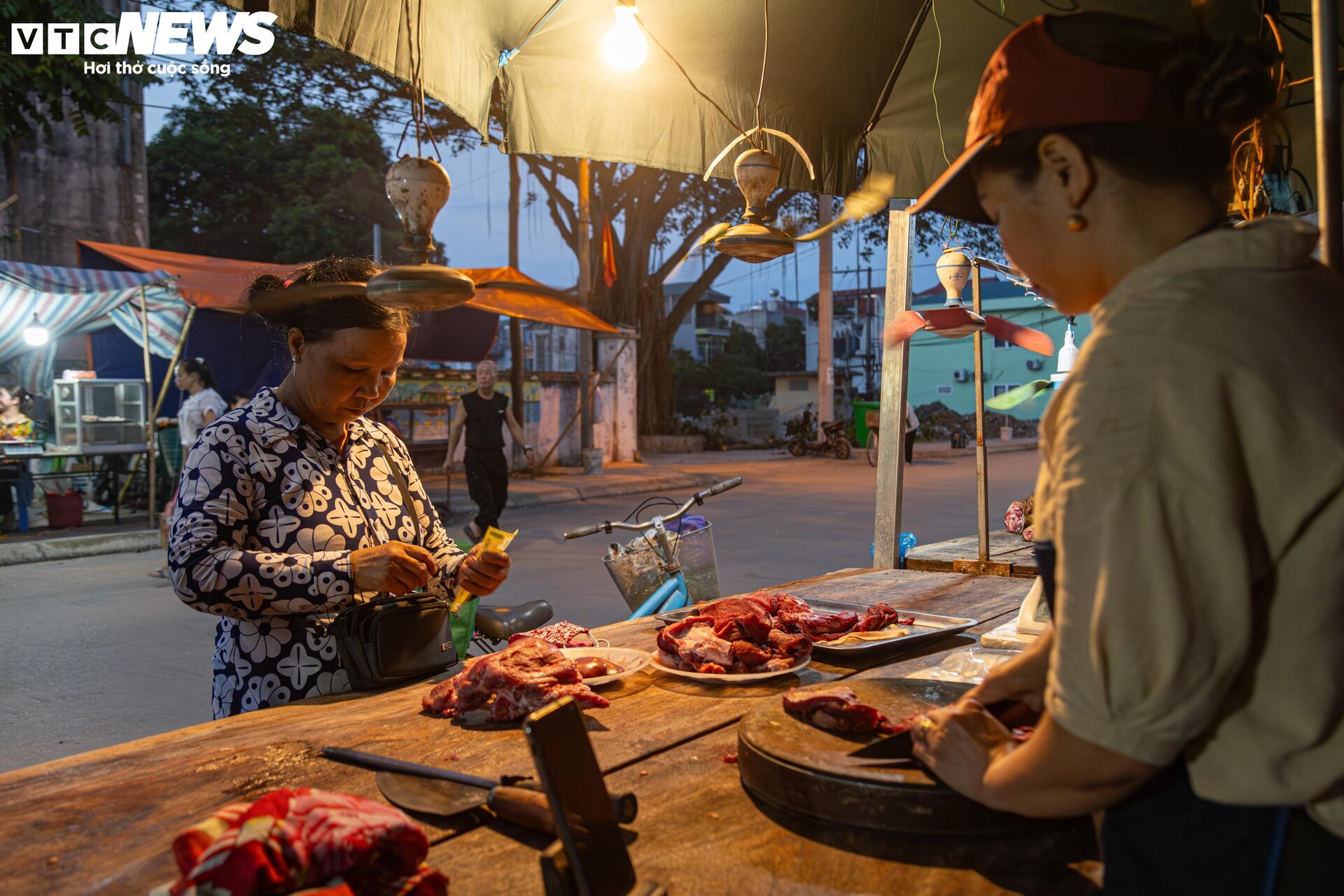 Món gì cũng đắt đỏ, người nghèo chật vật xoay xở để bữa cơm có thịt - Ảnh 5