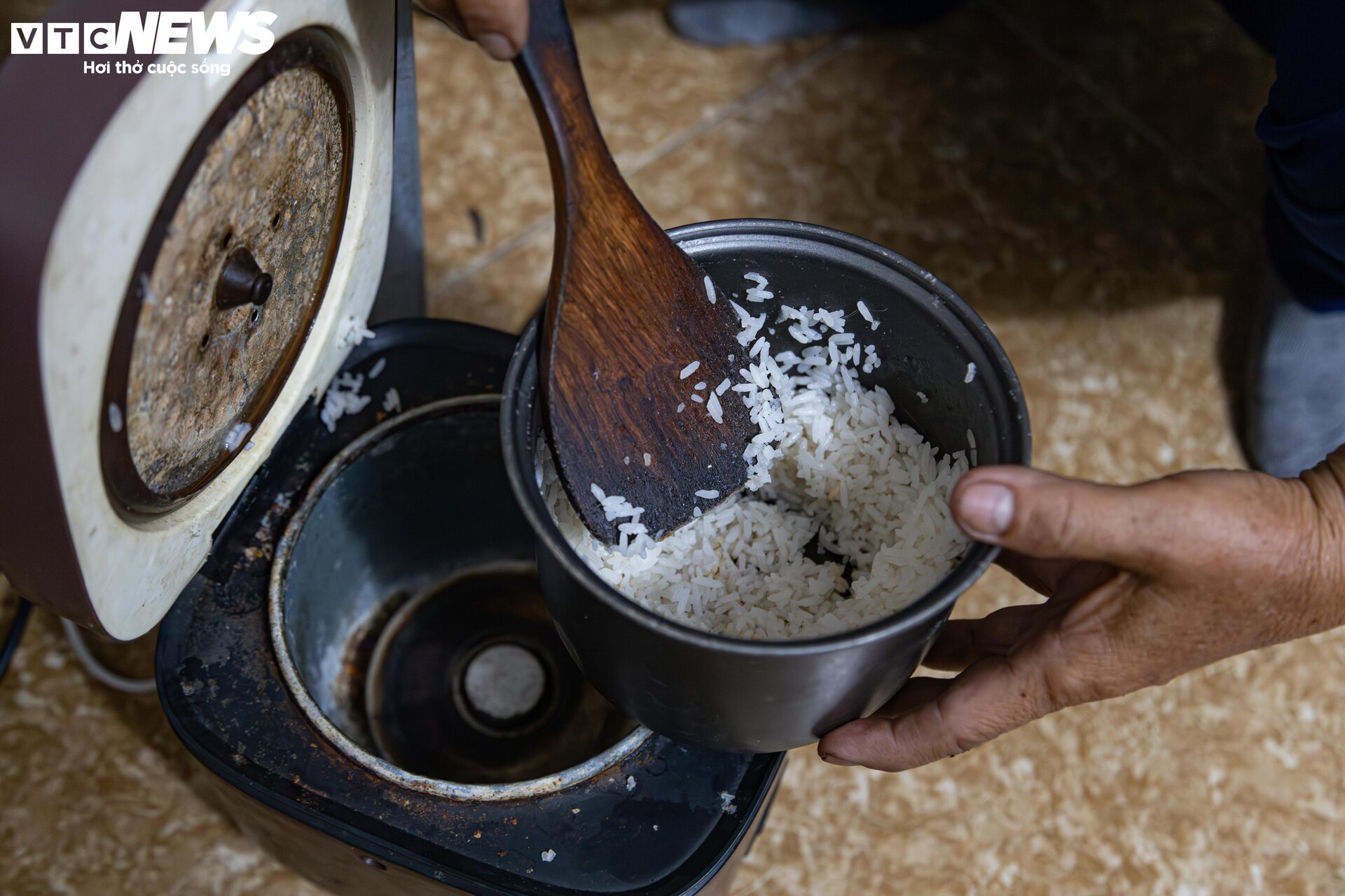 Món gì cũng đắt đỏ, người nghèo chật vật xoay xở để bữa cơm có thịt - Ảnh 11