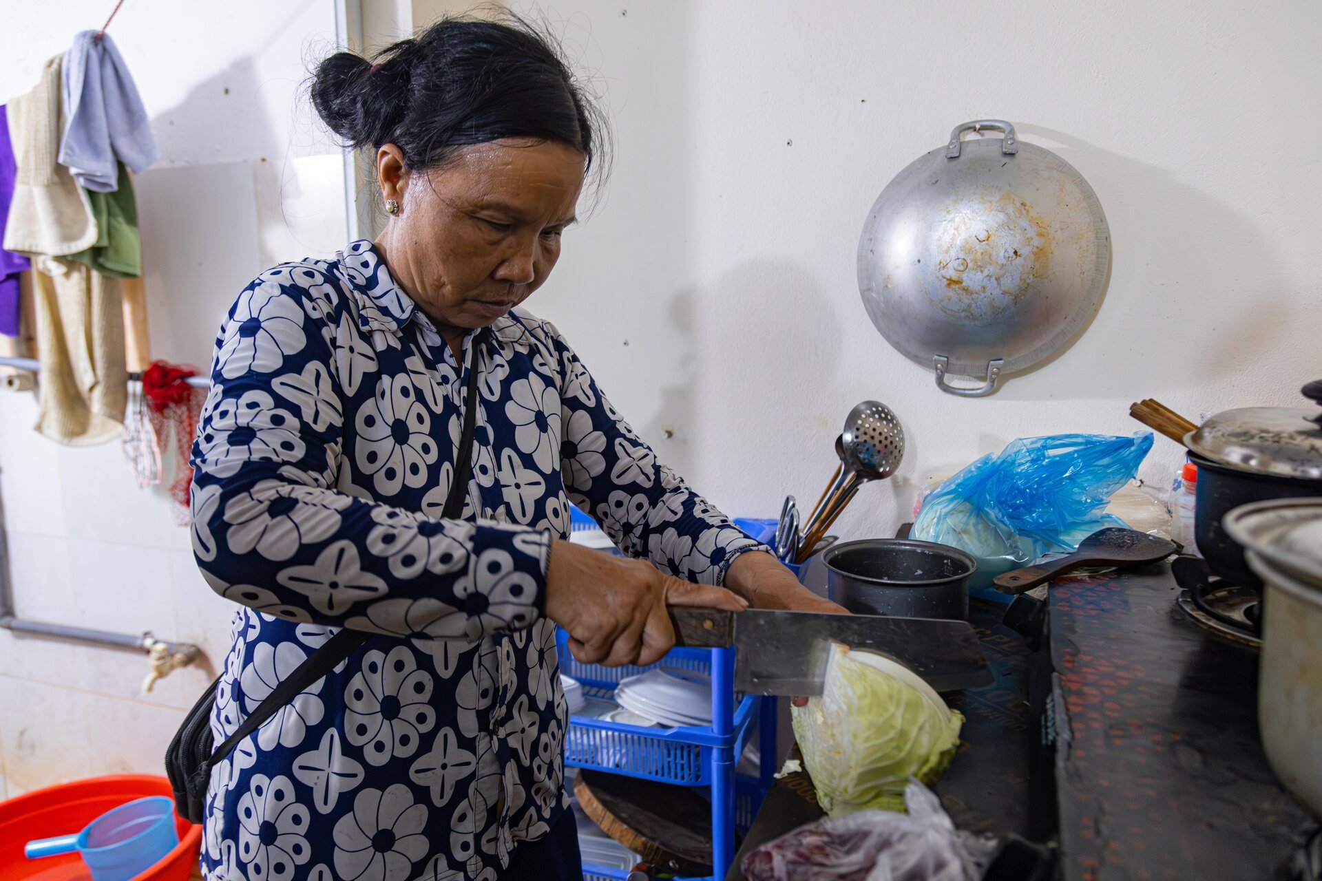 Món gì cũng đắt đỏ, người nghèo chật vật xoay xở để bữa cơm có thịt - Ảnh 7