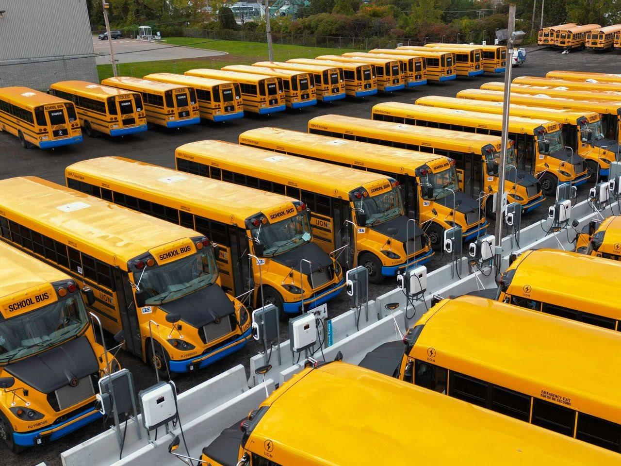 Những đặc điểm giúp xe chở học sinh của nước Mỹ an toàn nhất thế giới - Ảnh 7
