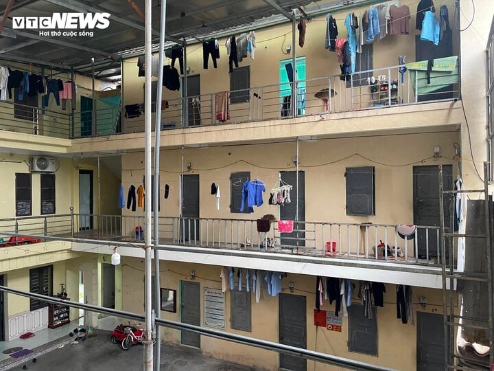 Giá hàng hóa Hà Nội đắt đỏ, công nhân rời phố về quê - Ảnh 1