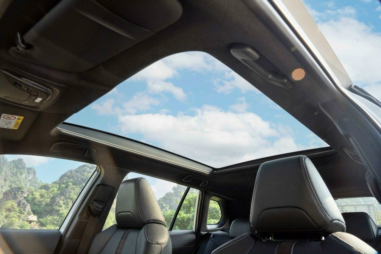 Ảnh thực tế Toyota Corolla Cross 2024 giá từ 820 triệu tại đại lý: Đúng vua công nghệ phân khúc, có điểm khác bản Thái - Ảnh 11