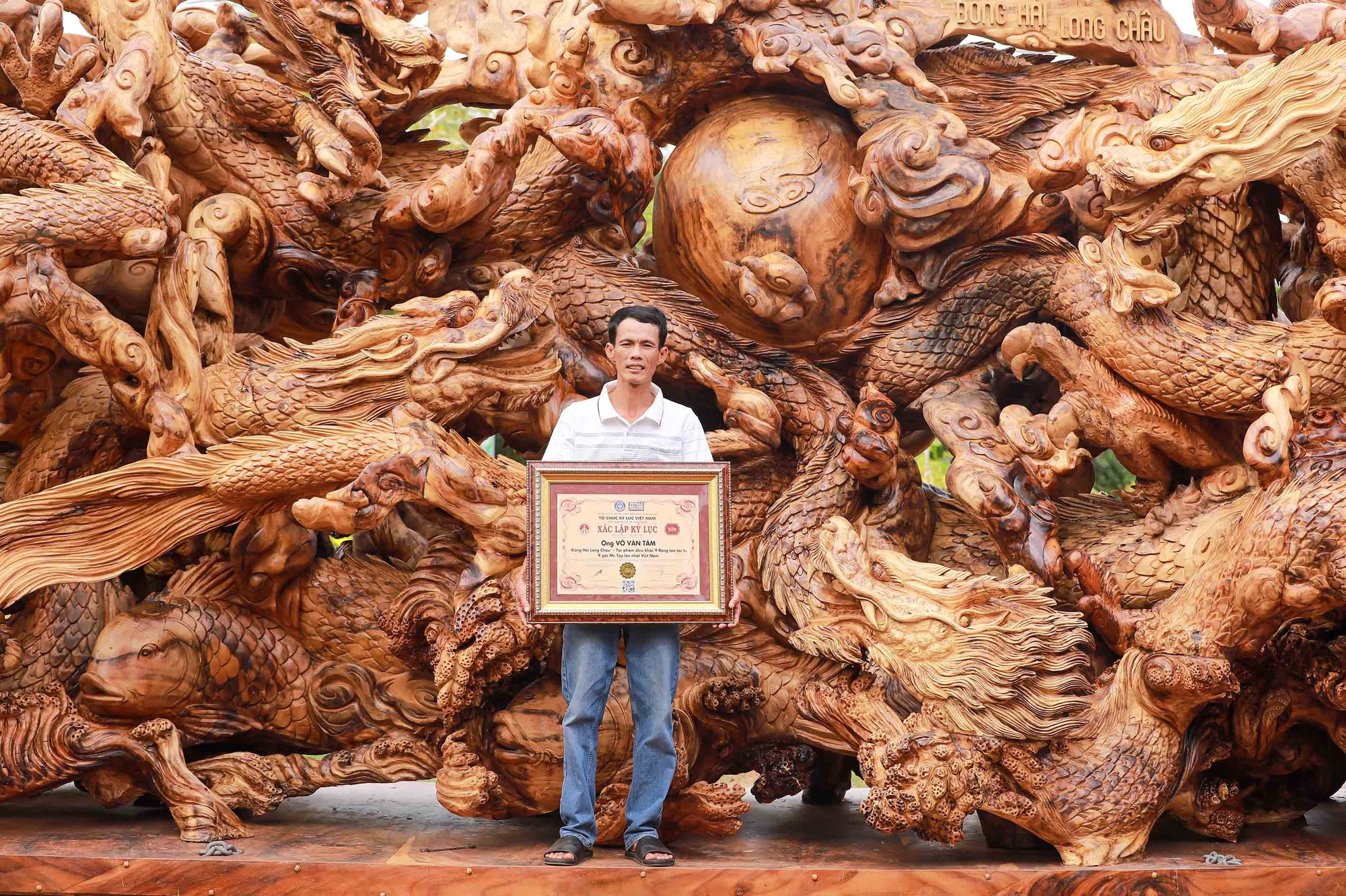 Gốc me tây giá 24 tỷ đồng, chủ nhân dành gần 2 năm tạo hình cửu long - Ảnh 1