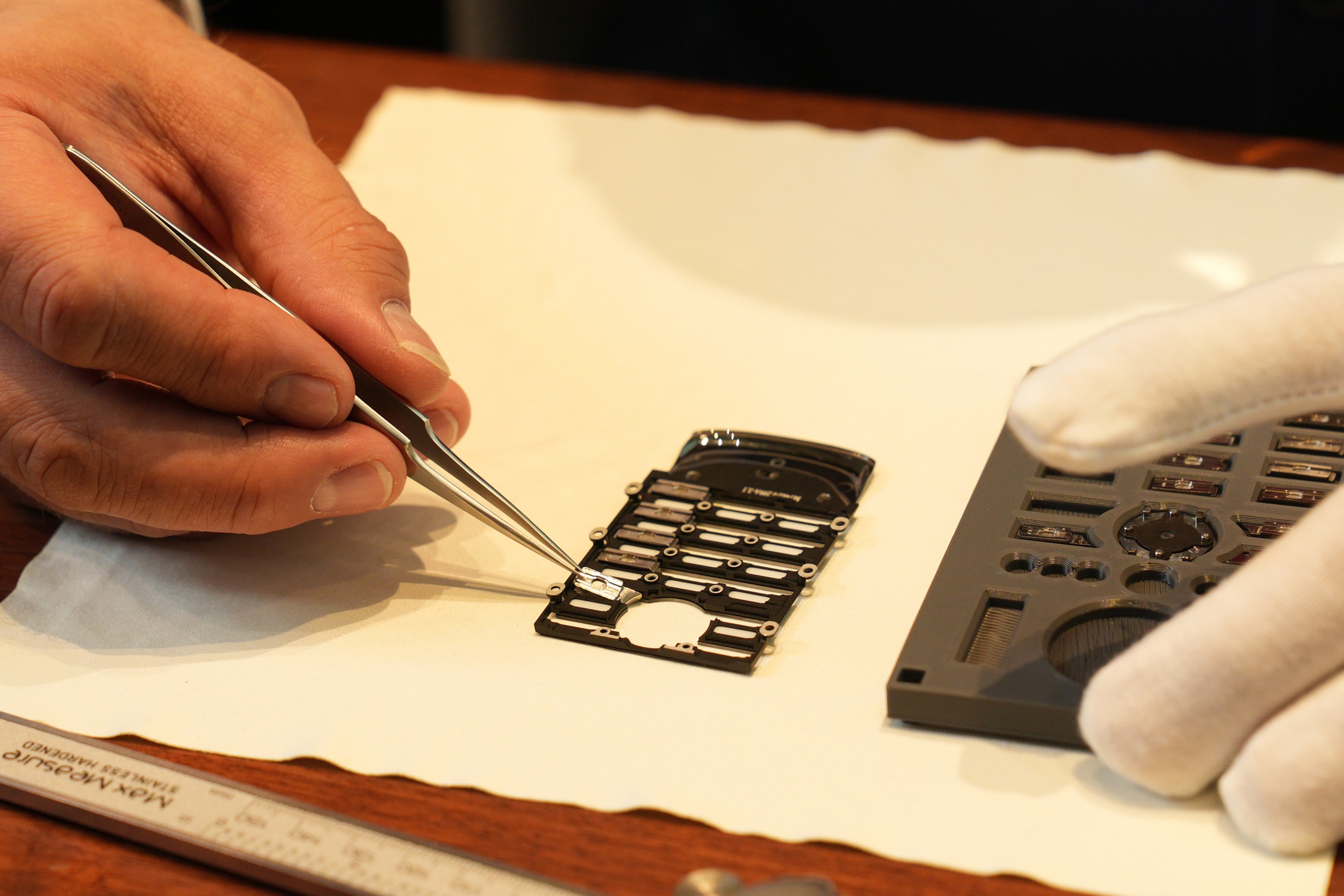 XOR Elite Gold điện thoại sử dụng vật liệu hàng không vũ trụ đắt giá tại Việt Nam - Ảnh 8