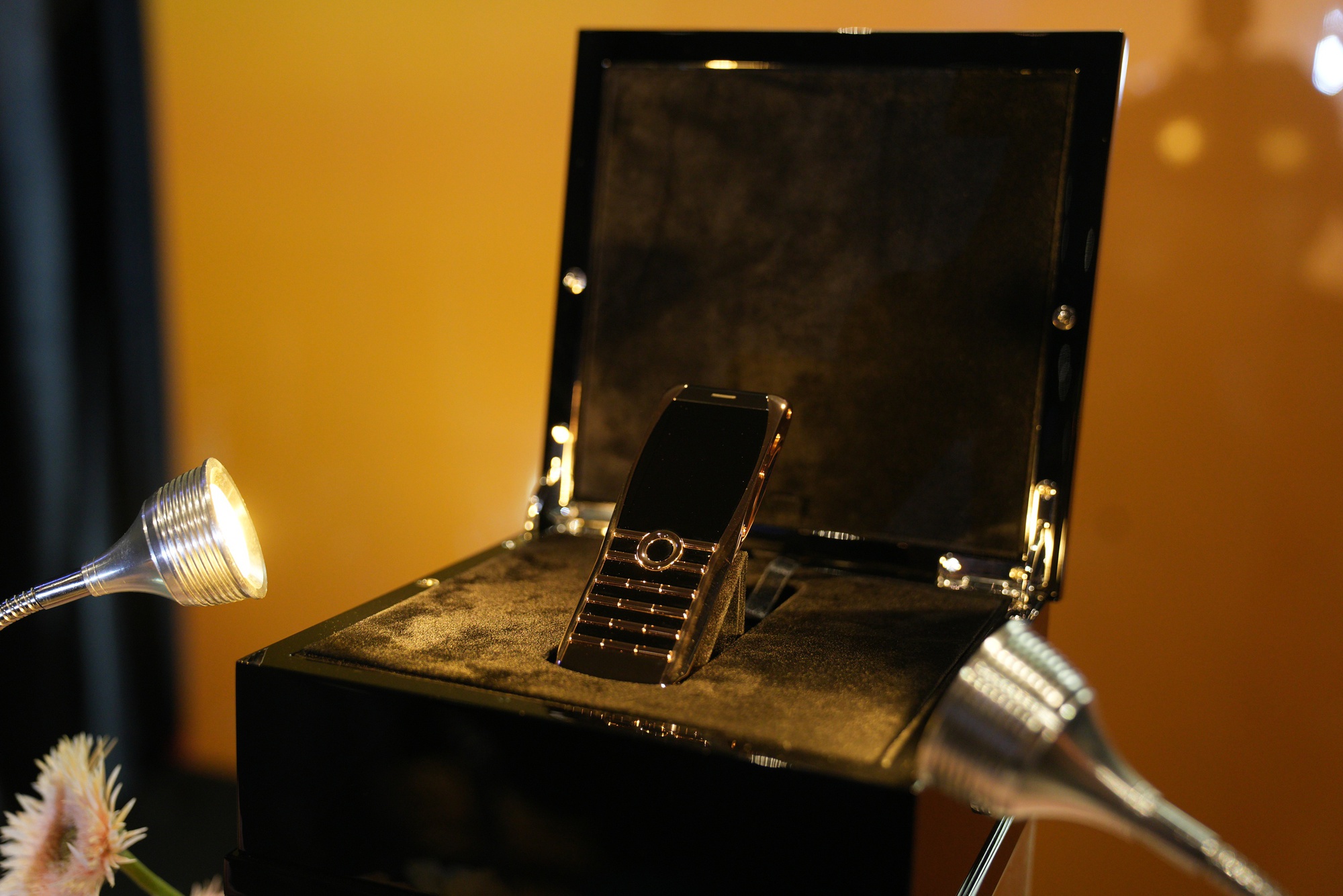 XOR Elite Gold điện thoại sử dụng vật liệu hàng không vũ trụ đắt giá tại Việt Nam - Ảnh 9